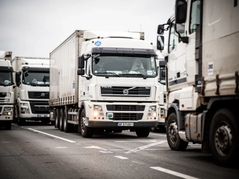 Un conducteur professionnel prépare ses papiers avant une visite médicale pour le permis poids lourds, dossier posé sur une table